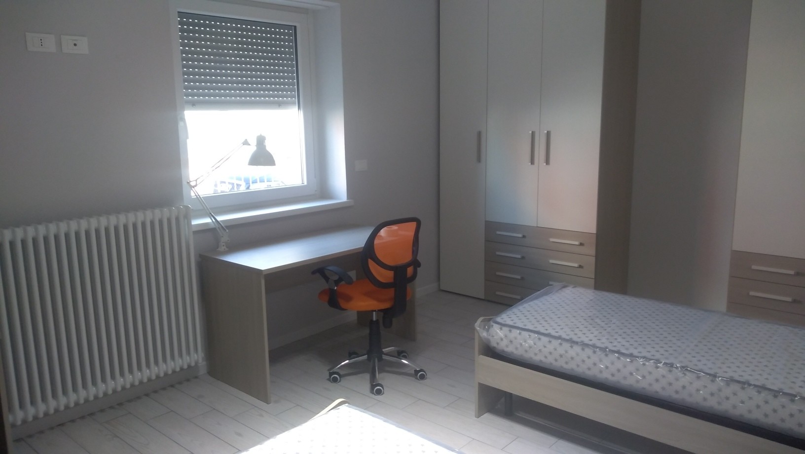 Room For Rent In 4 Bedroom Apartment In Verona With Internet And With Swimming Pool