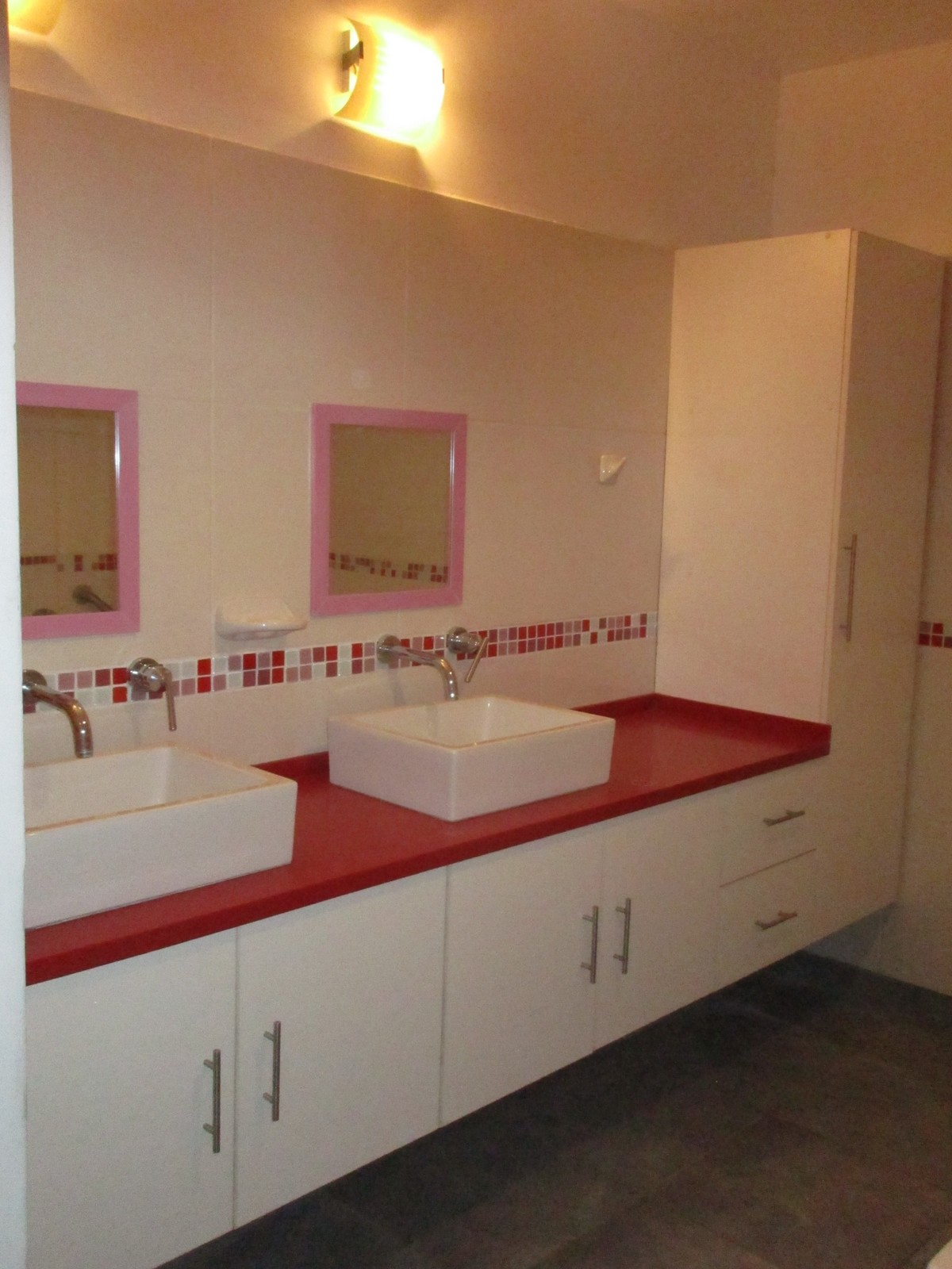 Amplia habitación con sala de estar y baño con tina. | Residencias