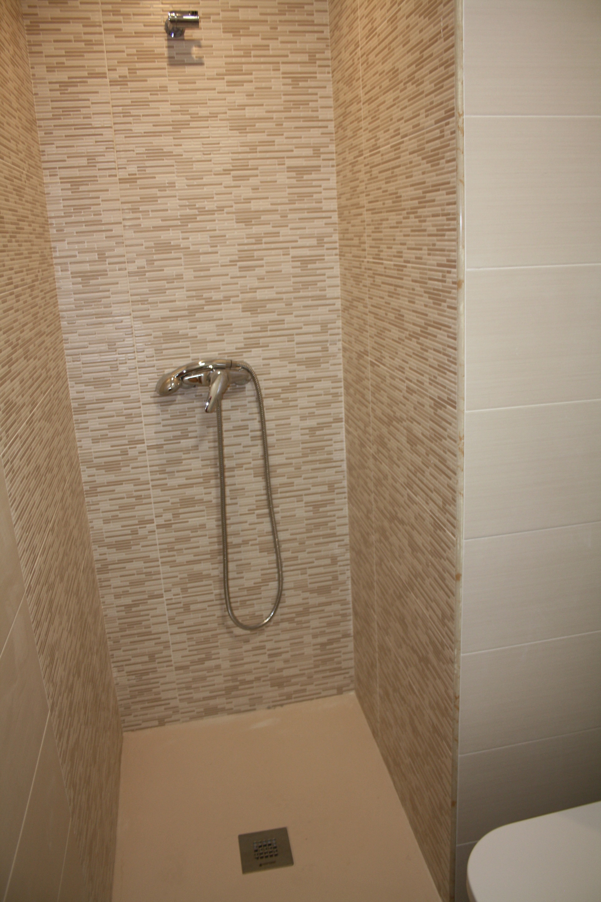 HABITACION LUMINOSA EN UN ÁTICO REFORMADO EN EL BARRIO DEL OESTE