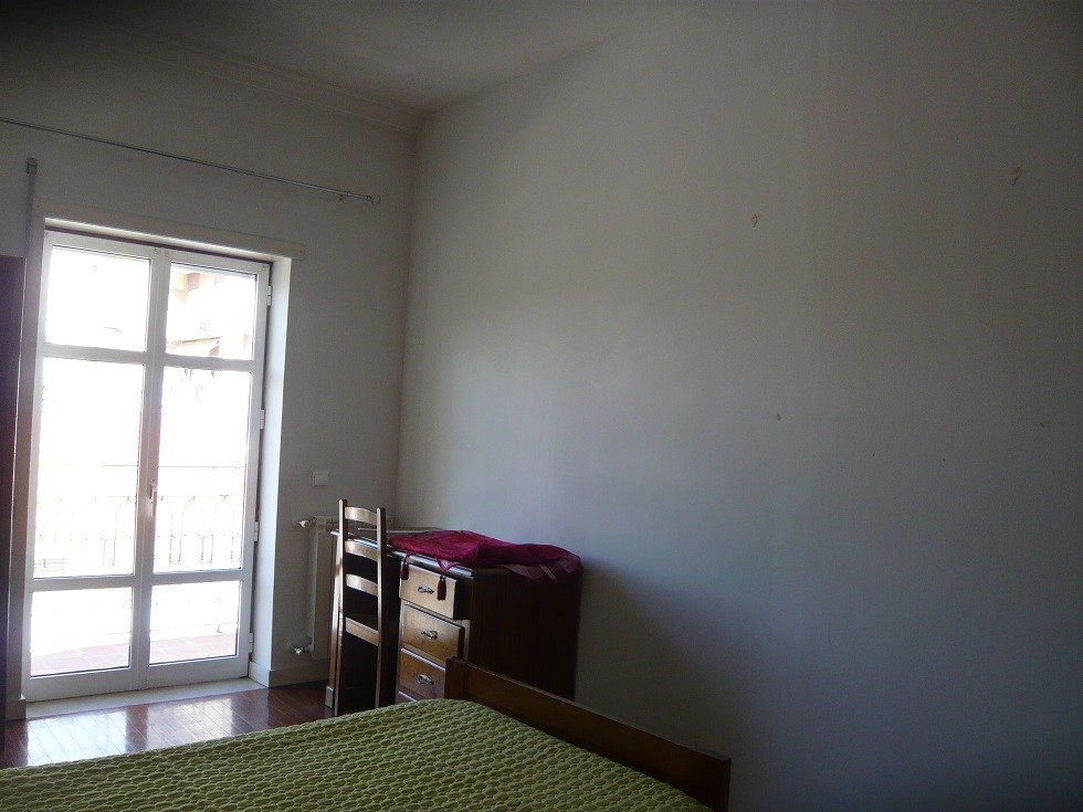 Quarto grande com varanda/menina