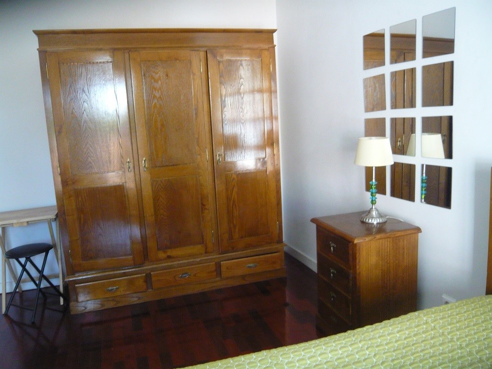 Quarto grande com varanda/menina