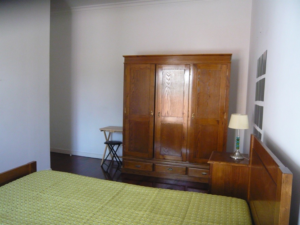 Quarto grande com varanda/menina