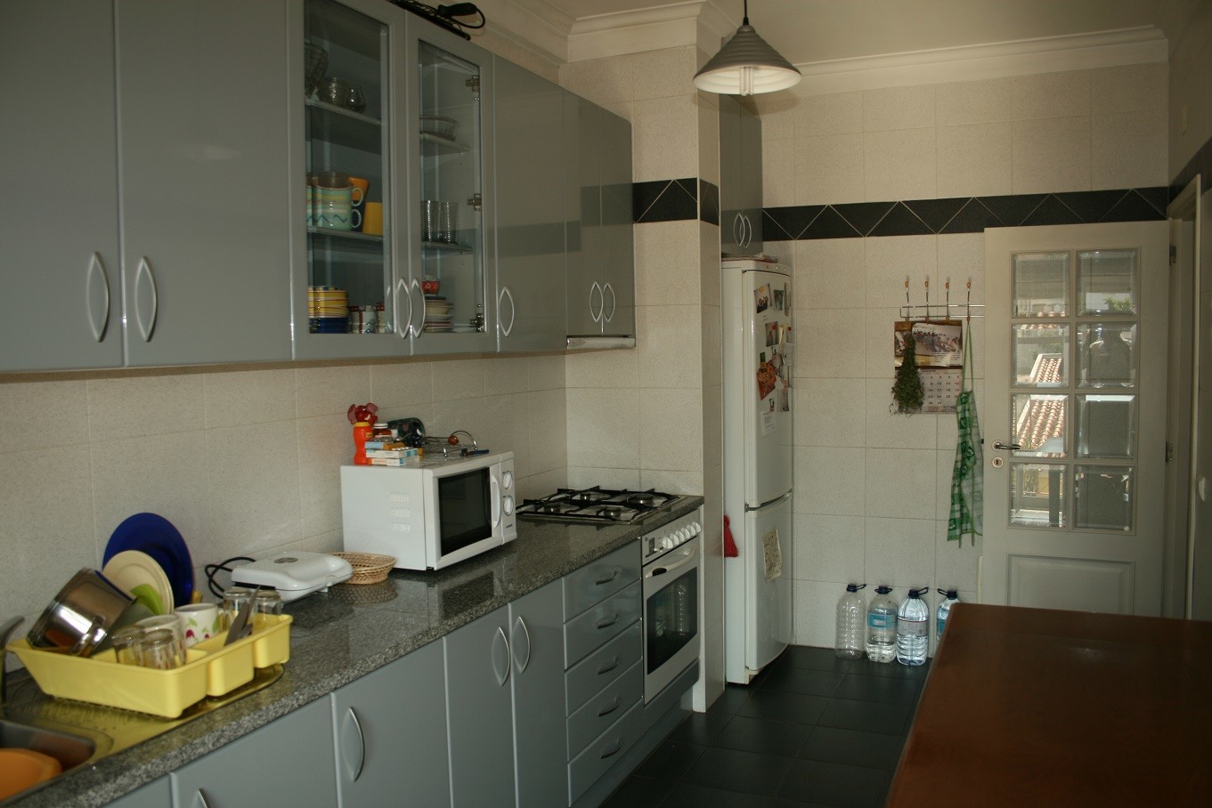 Quarto grande com varanda/menina