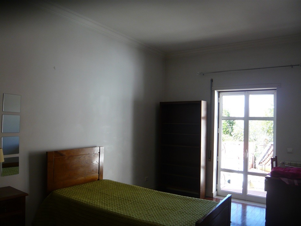 Quarto grande com varanda/menina