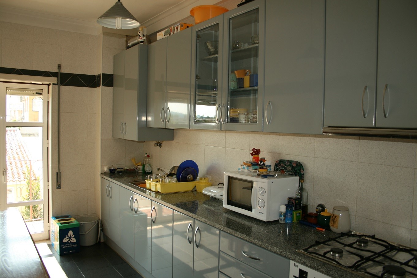 Quarto grande com varanda/menina