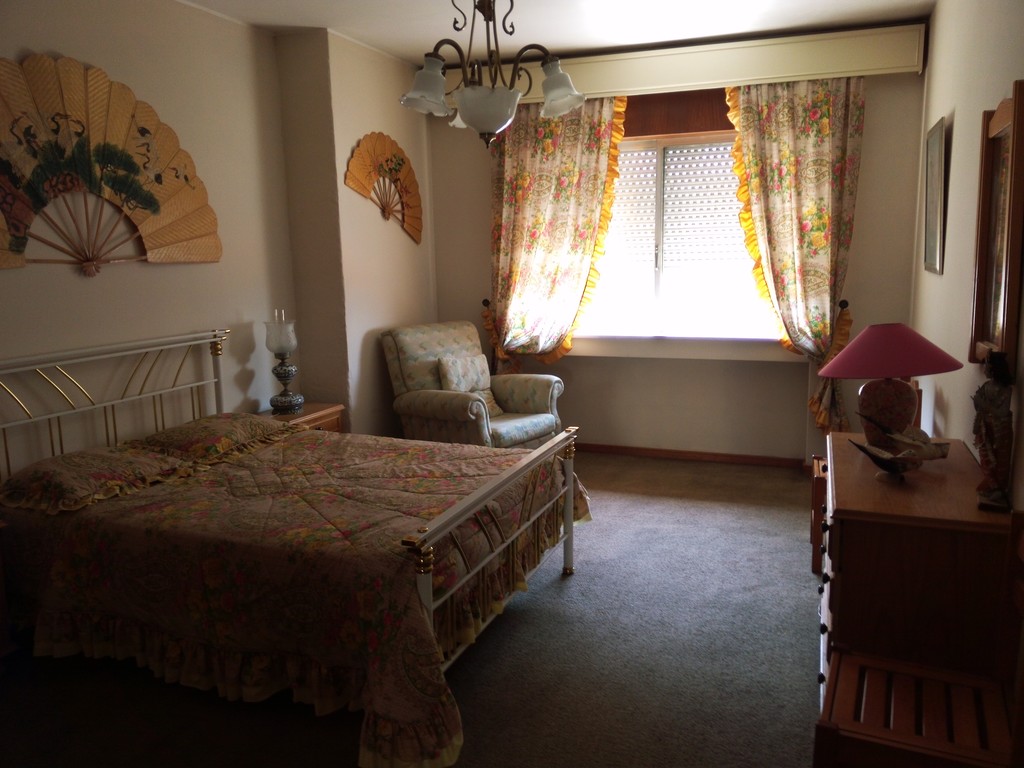 Nice individual room with double bed in an apartment in the center of Vila Nova de Gaia