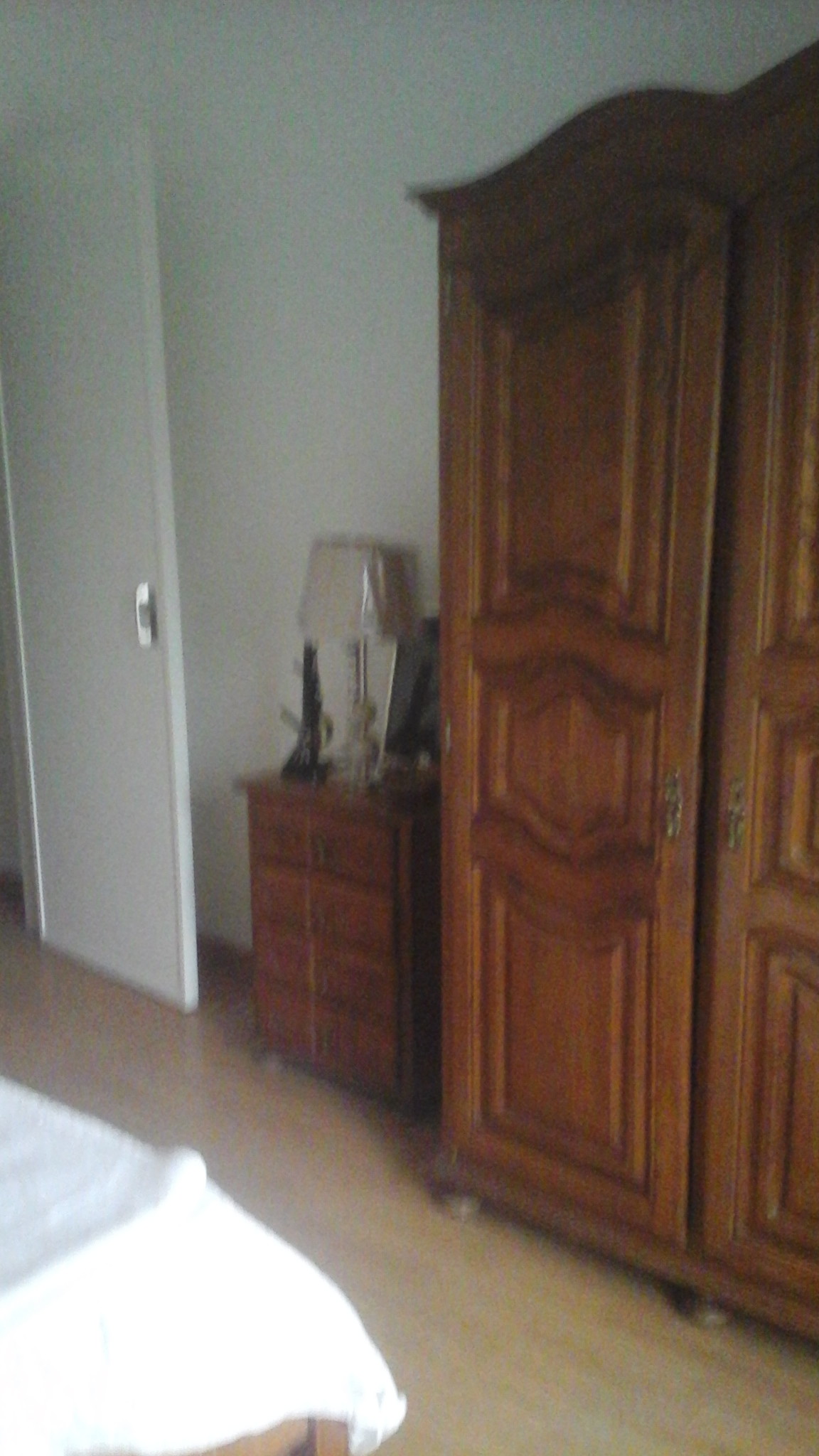 Quarto em apartamento amplo com quatro quartos