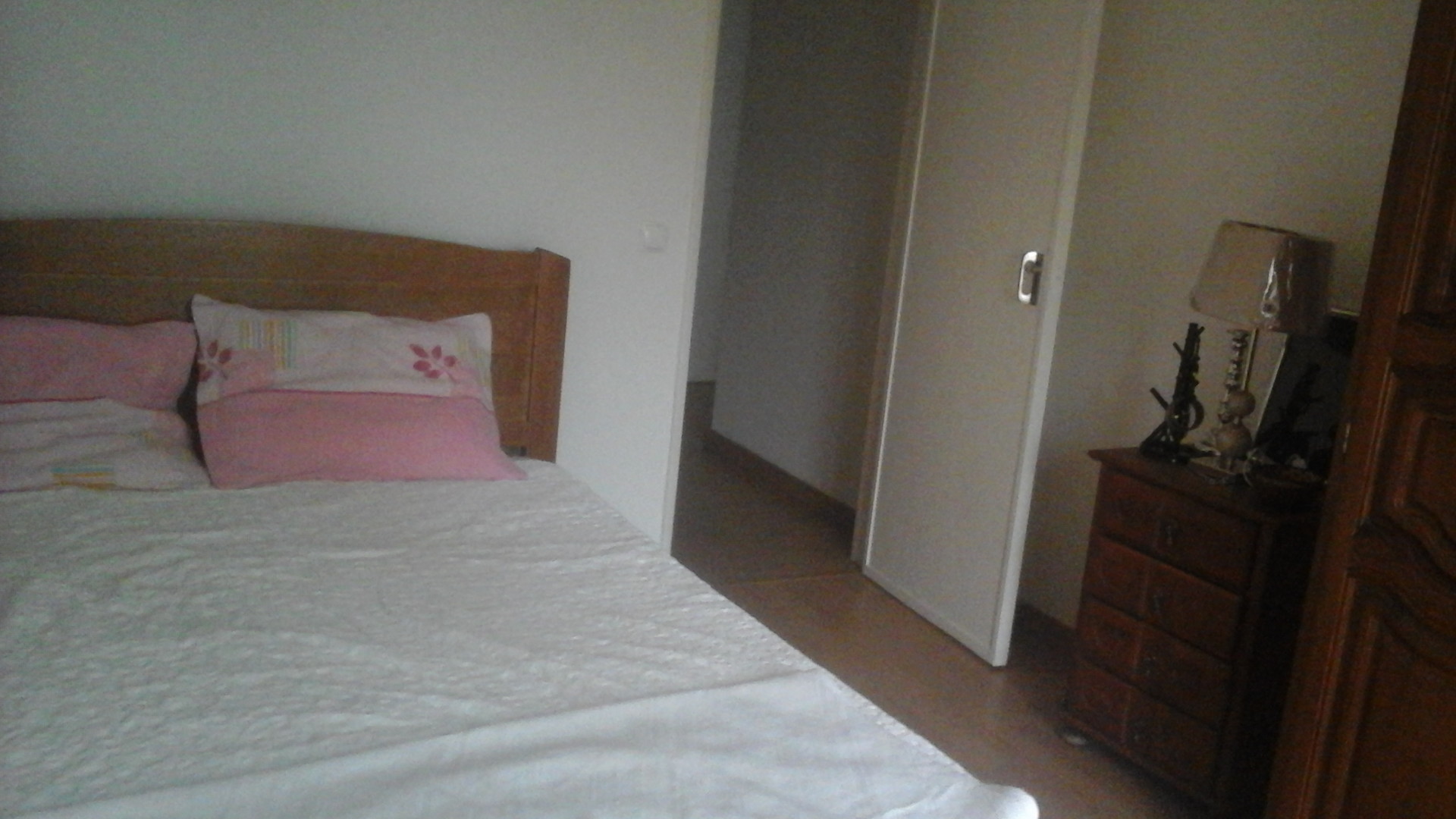 Quarto em apartamento amplo com quatro quartos