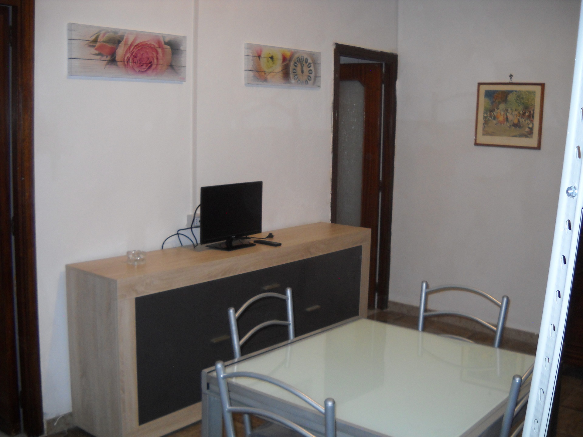 appartamento due stanze per 4 persone soggiorno bagno, cucina fitto a stanza o singoli posti