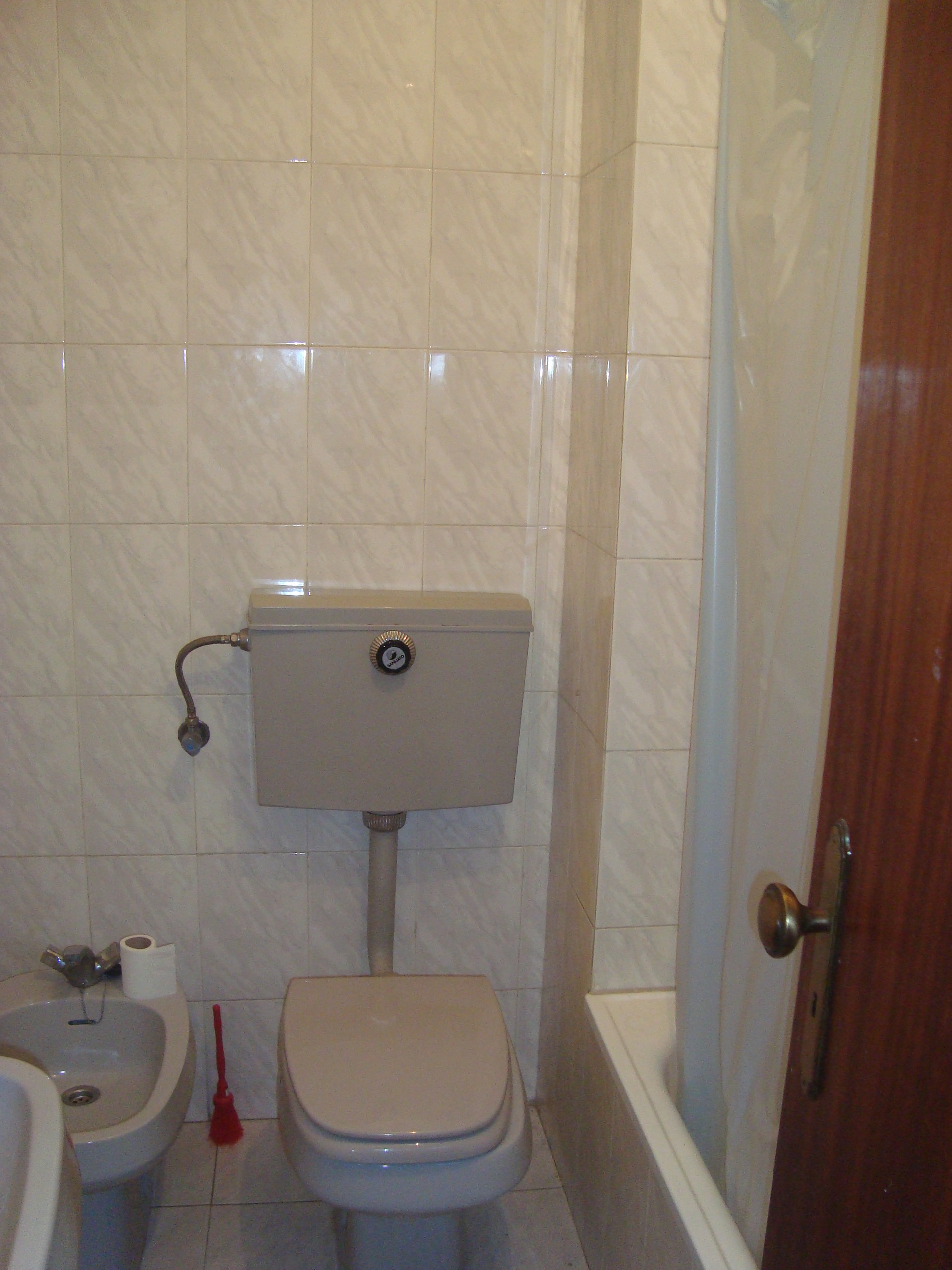 Arrendam-se quarto bonito situados entre os HUC e o ISCAC