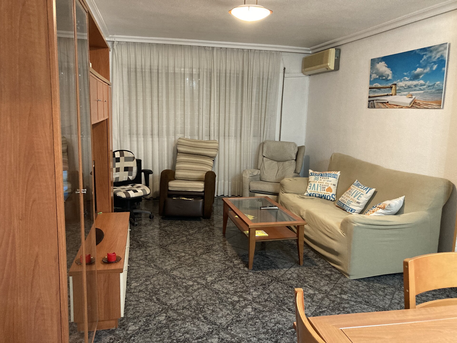 Se alquila habitación muy luminosa a 100 metros de la plaza de la