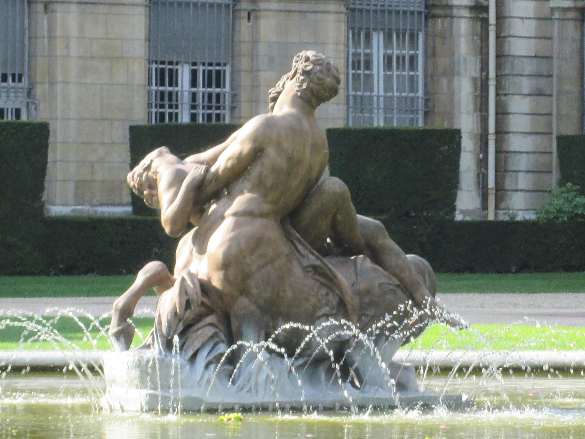 Bassin et statue de Rouen.