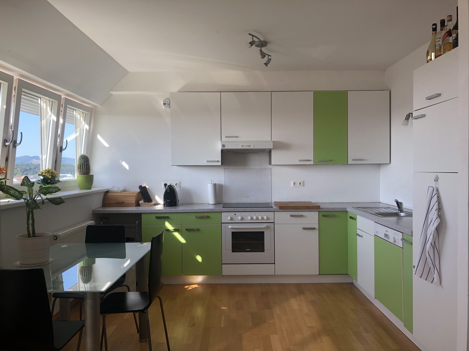 Furnished room in cozy shared Penthouse. Amazing view of Vienna! Room