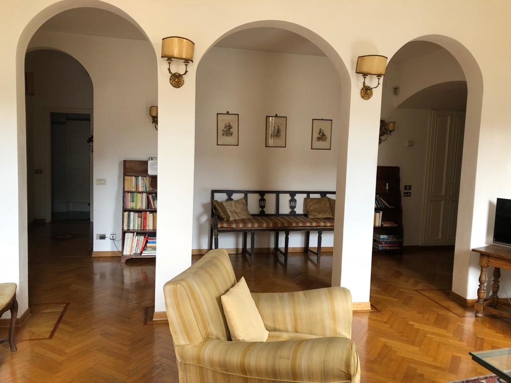 Beautiful appartment by PONTE VECCHIO 5 ROOMS Room for rent Florence