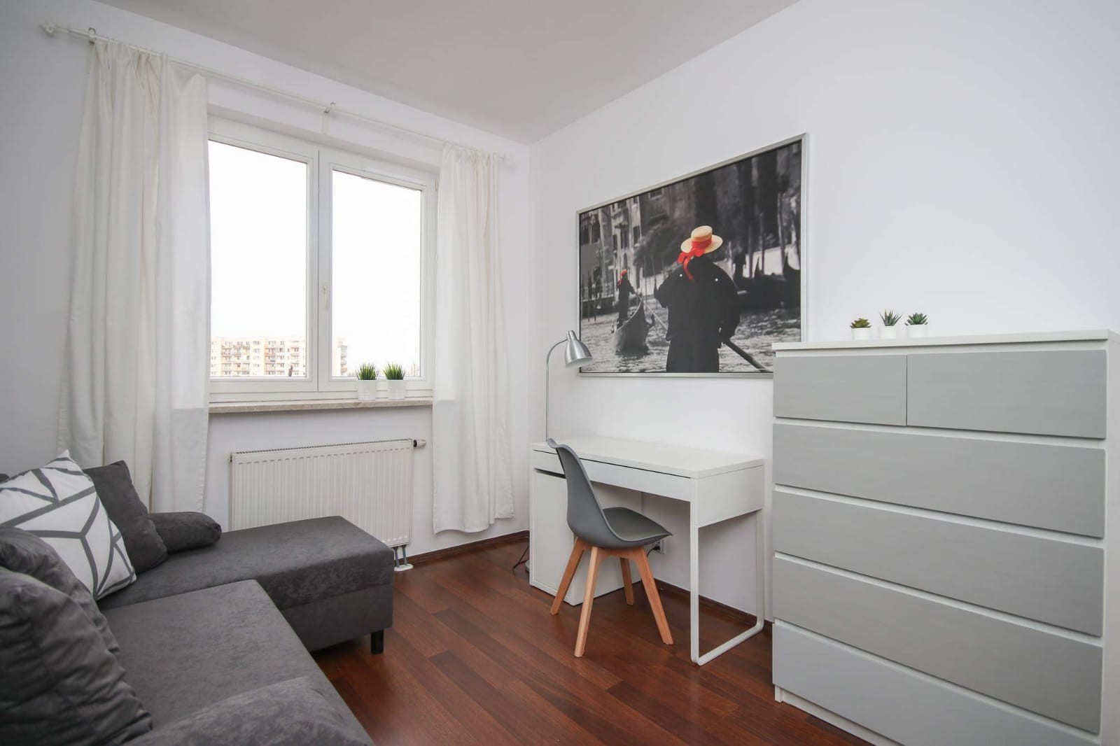 Beautiful BIG room with sofa in Warsaw near Vistula University, Metro short way to city center