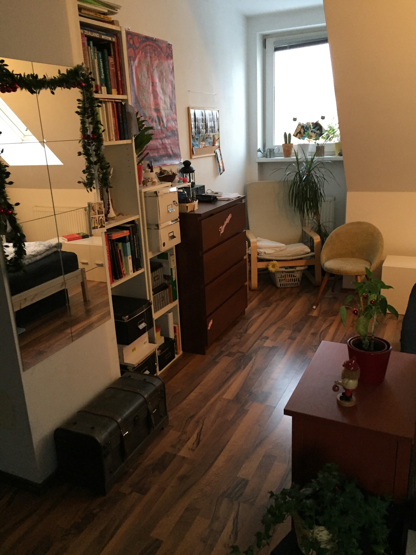 Beautiful furnished 25m2 room in 3 people shared flat below the roof