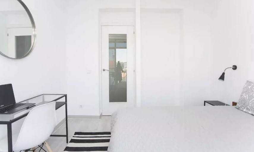 Room for rent in 2-bedroom apartment in Lisbon with internet