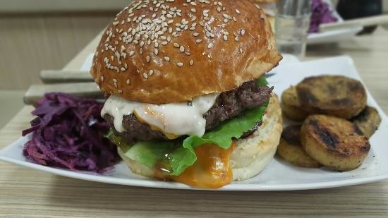 best-burger-places-budapest-56b6b2e1e535