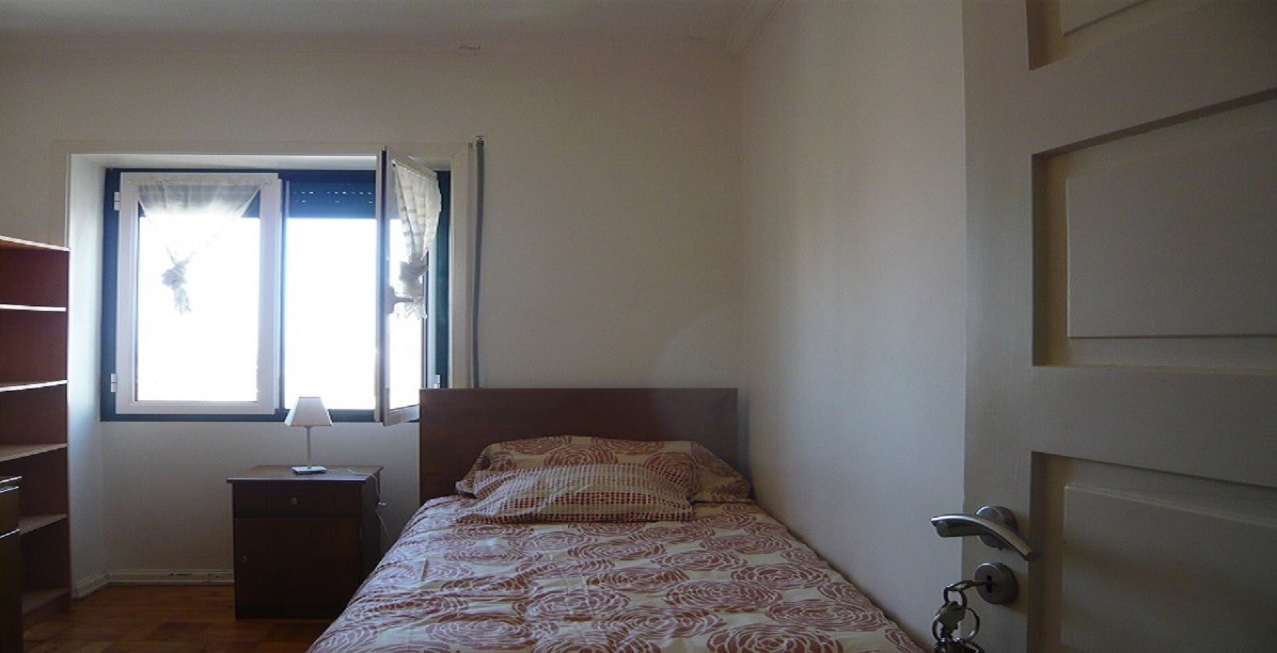 quartos disponíveis, entre a Praça da República e Celas