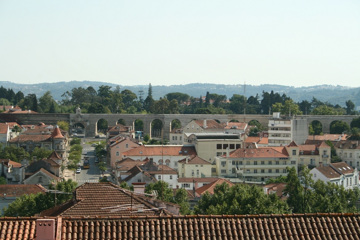 quartos disponíveis, entre a Praça da República e Celas