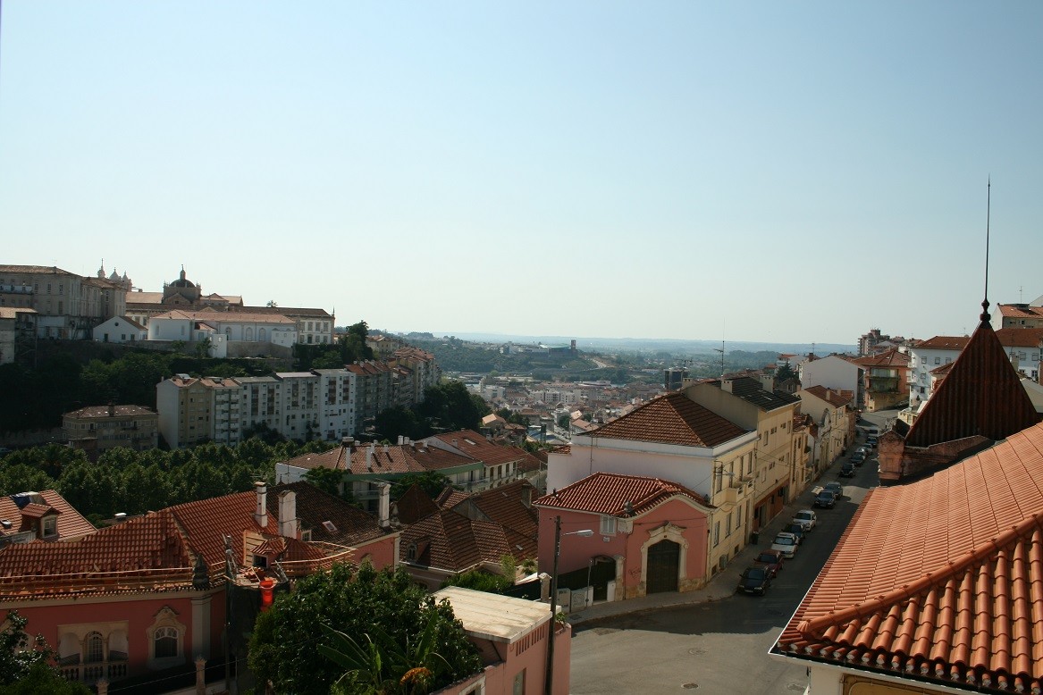 quartos disponíveis. Apartamento cheio de luz e com janelas por todos os lados.