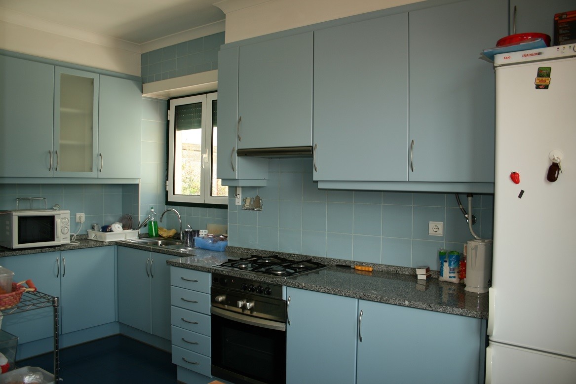 quartos disponíveis. Apartamento cheio de luz e com janelas por todos os lados.