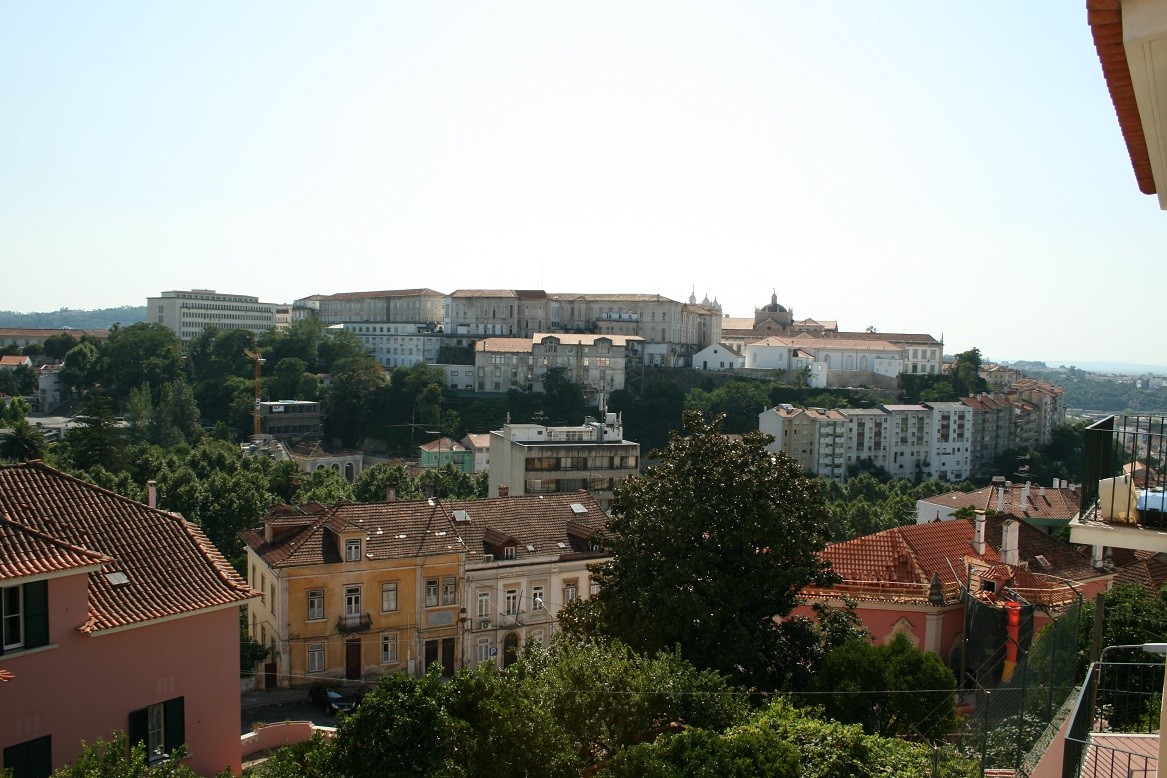 quartos disponíveis. Apartamento cheio de luz e com janelas por todos os lados.