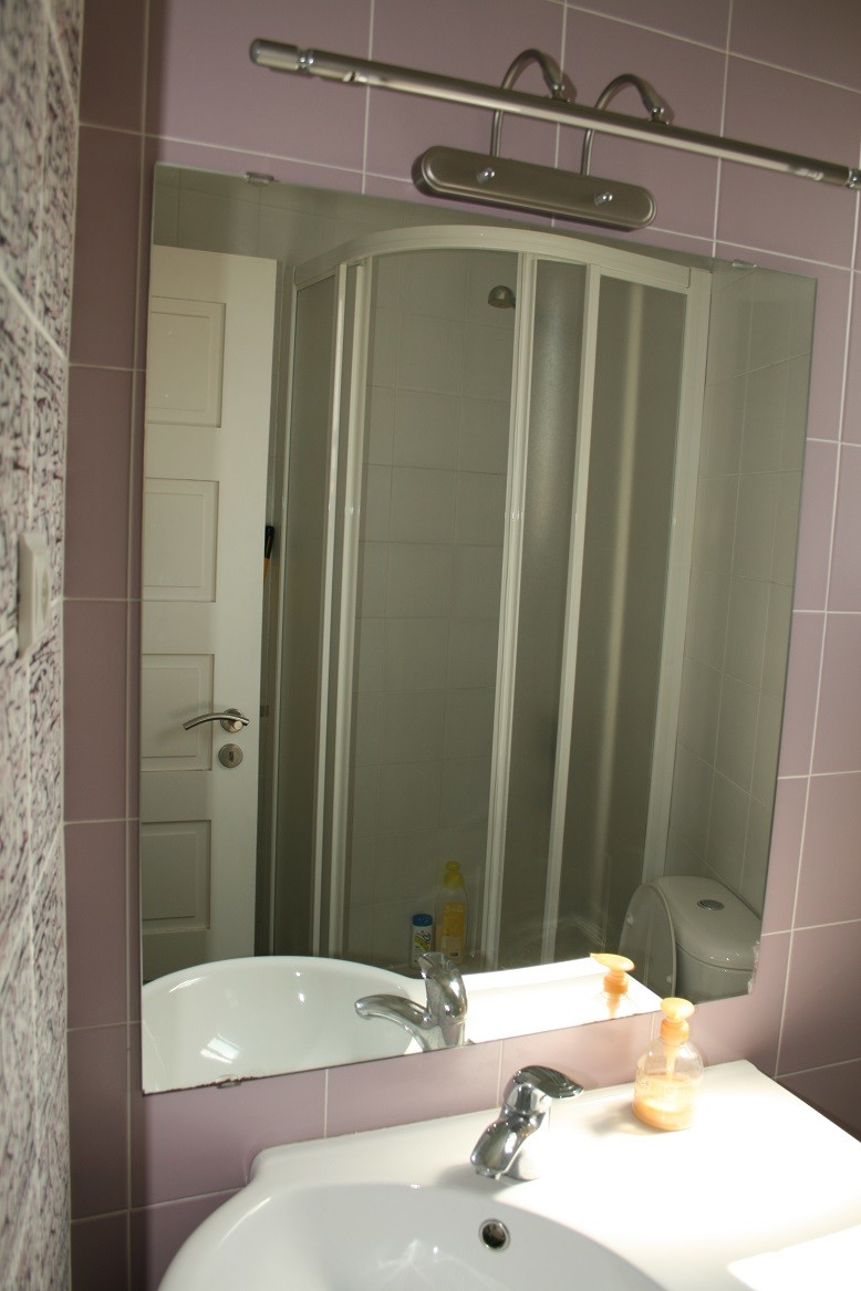 quartos disponíveis. Apartamento cheio de luz e com janelas por todos os lados.