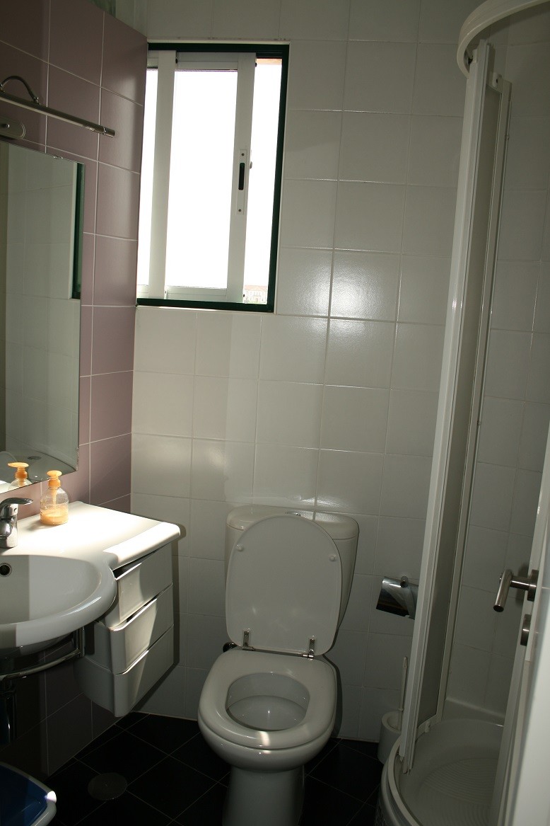 quartos disponíveis. Apartamento cheio de luz e com janelas por todos os lados.