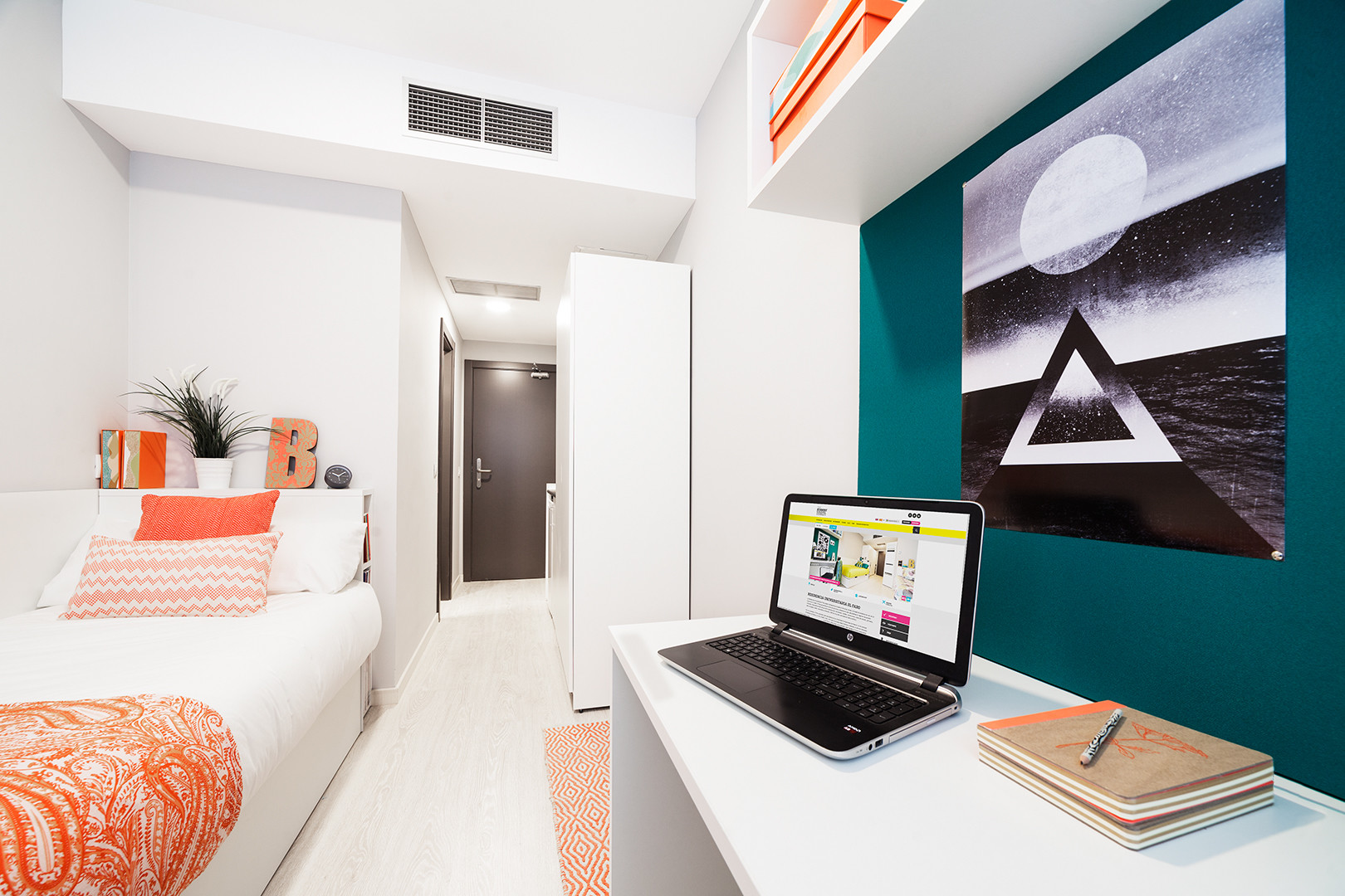 Brand new single ensuite room & full board University dorm Madrid