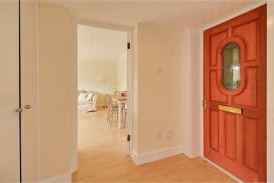Bright And Spacious 1 Bedroom Flat In Comiston Drive Morningside