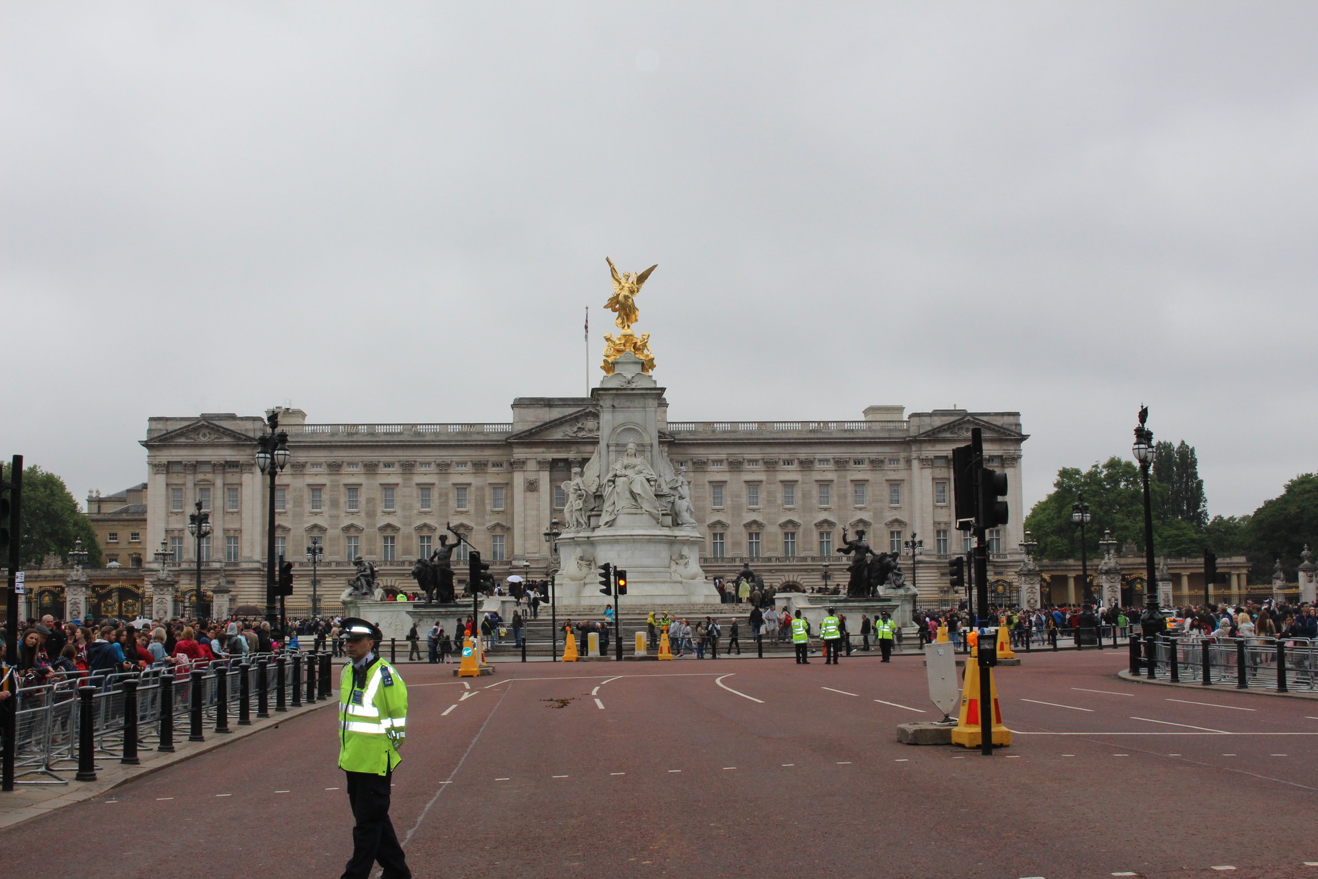 Buckingham Palace, the Victoria Memorial and St James’s Park | Erasmus ...