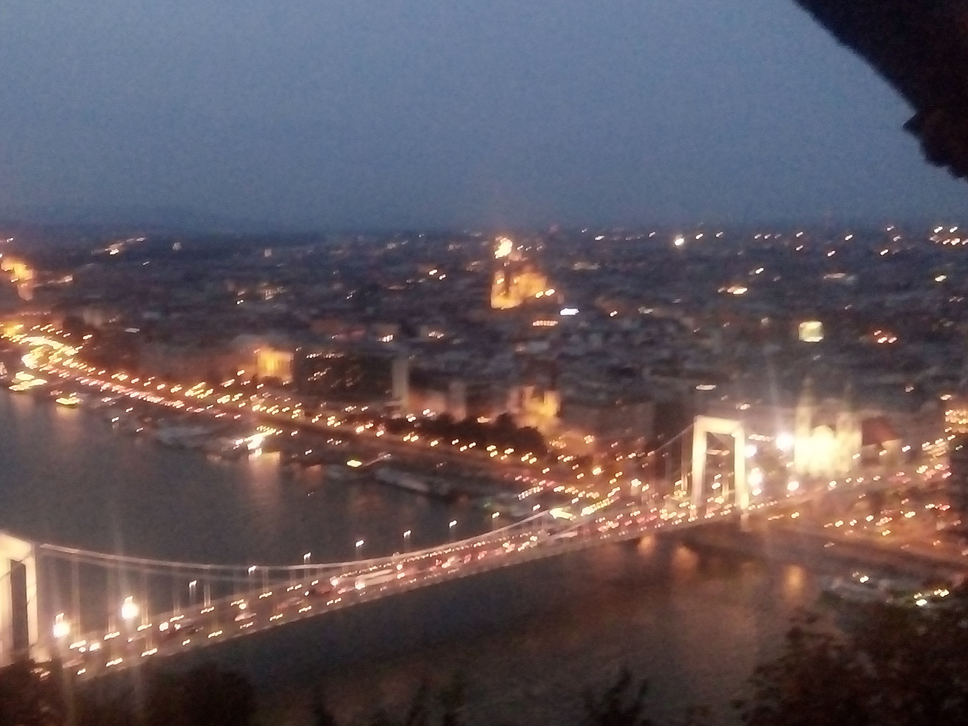 budapest-night-citadella-ebcc9abcbe8e7f8
