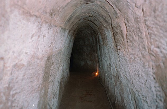 c-chi-war-tunnel-vietnam-30e68703f6e0683