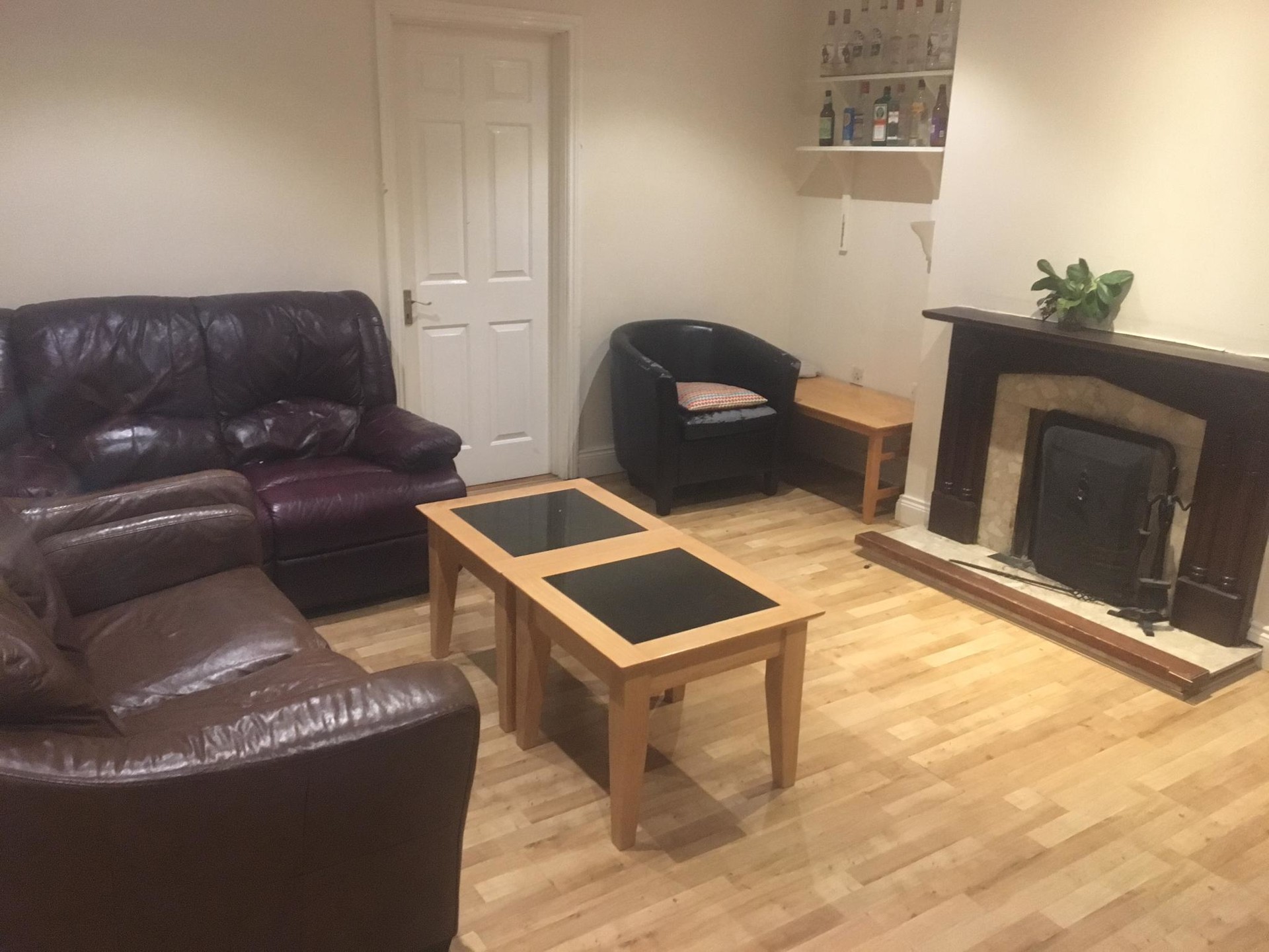 Large double room with private bathroom and two desks in a fivestudent