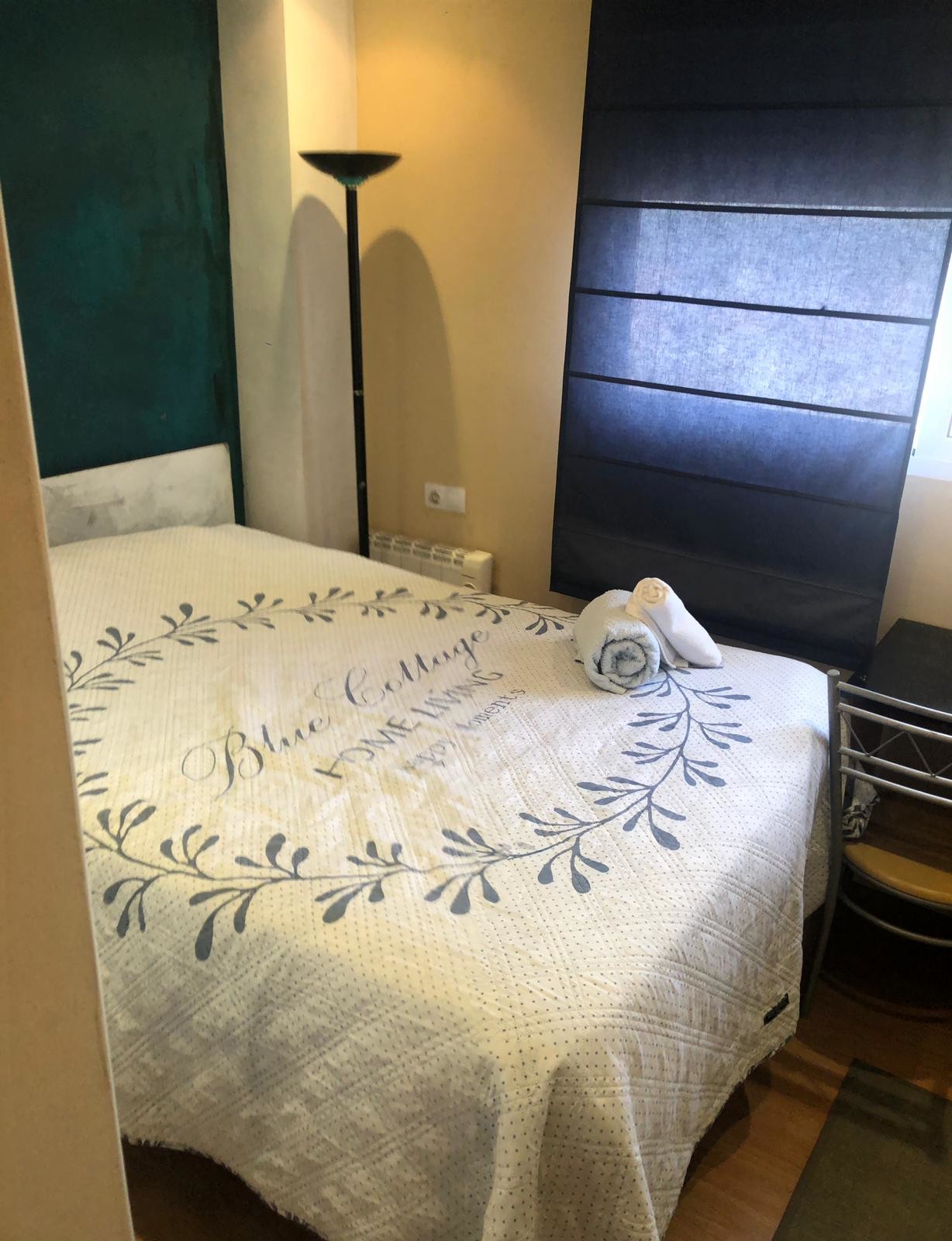 Habitación con mucha luz con cama de matrimonio muy cómoda con tv con