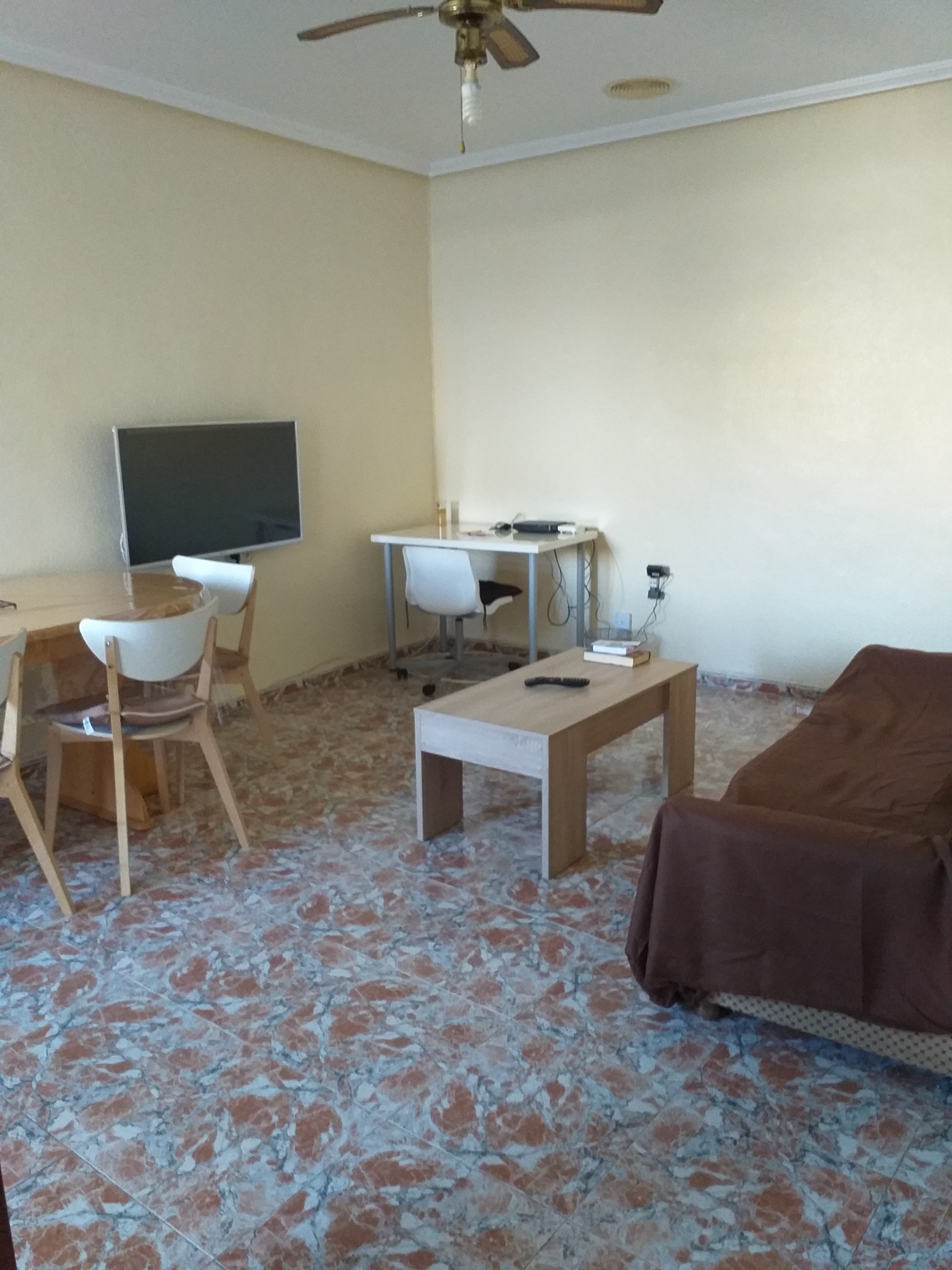 large apartement with rooms and bathrooms  looking for housemates