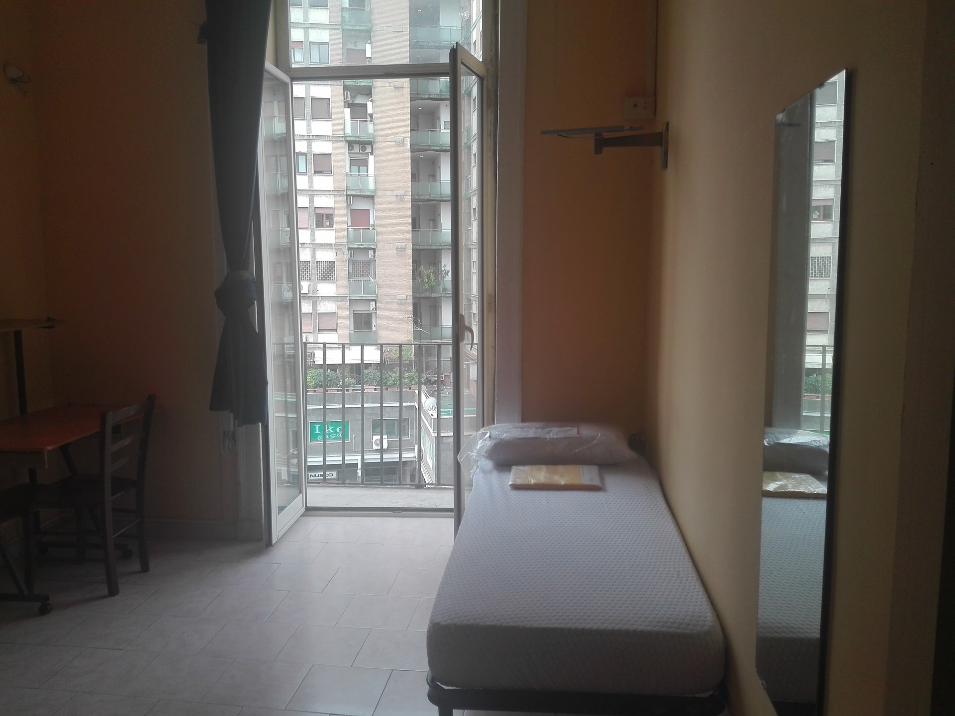 Room For Rent In 5 Bedroom Apartment In Naples With Internet And With Storage Area