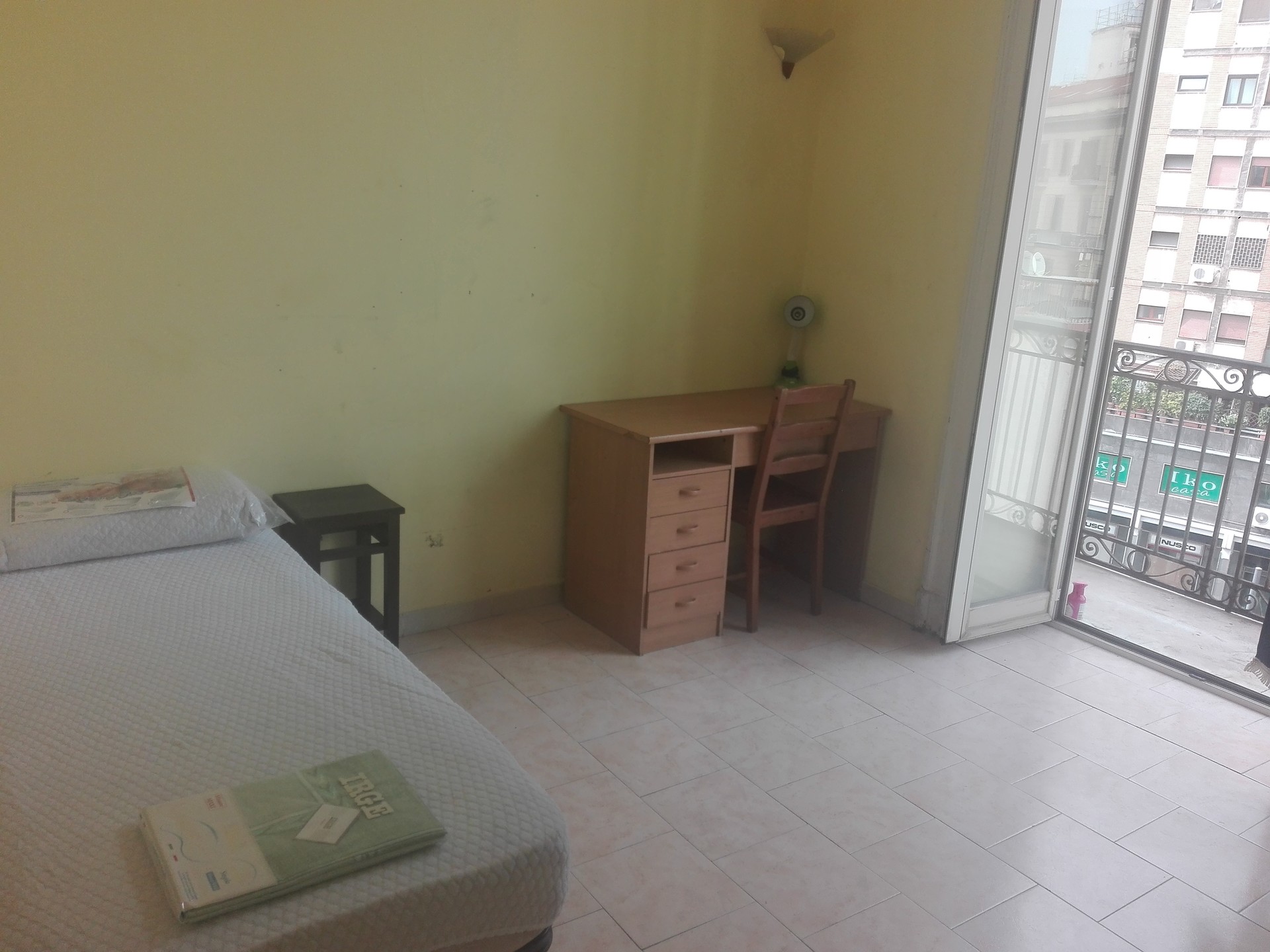 Spare Student Bedroom For Rent In Naples With Internet And With