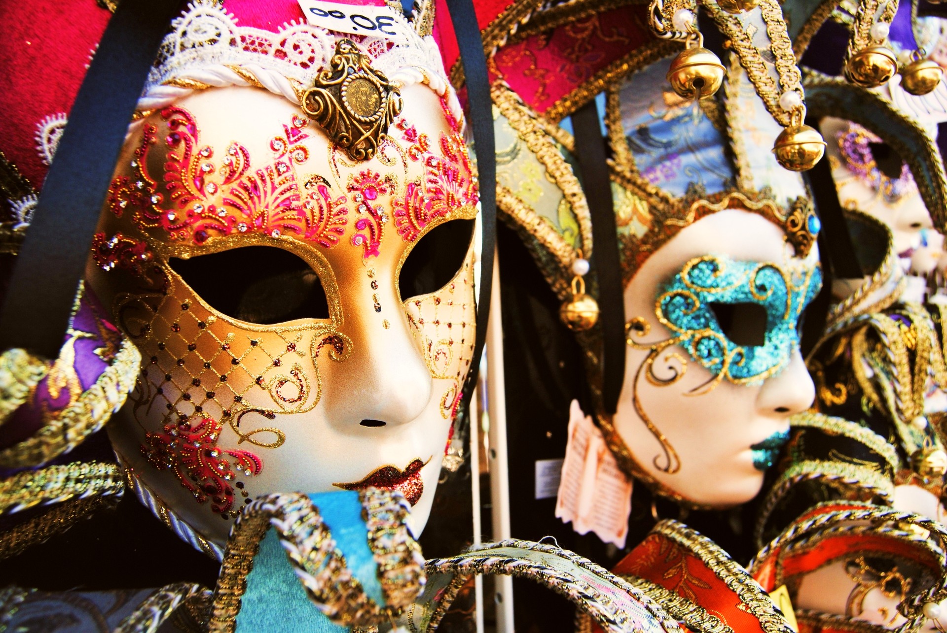 Una mujer que llevaba una máscara veneciana y trajes de carnaval