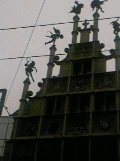 Detalle de la fachada en la calle principal