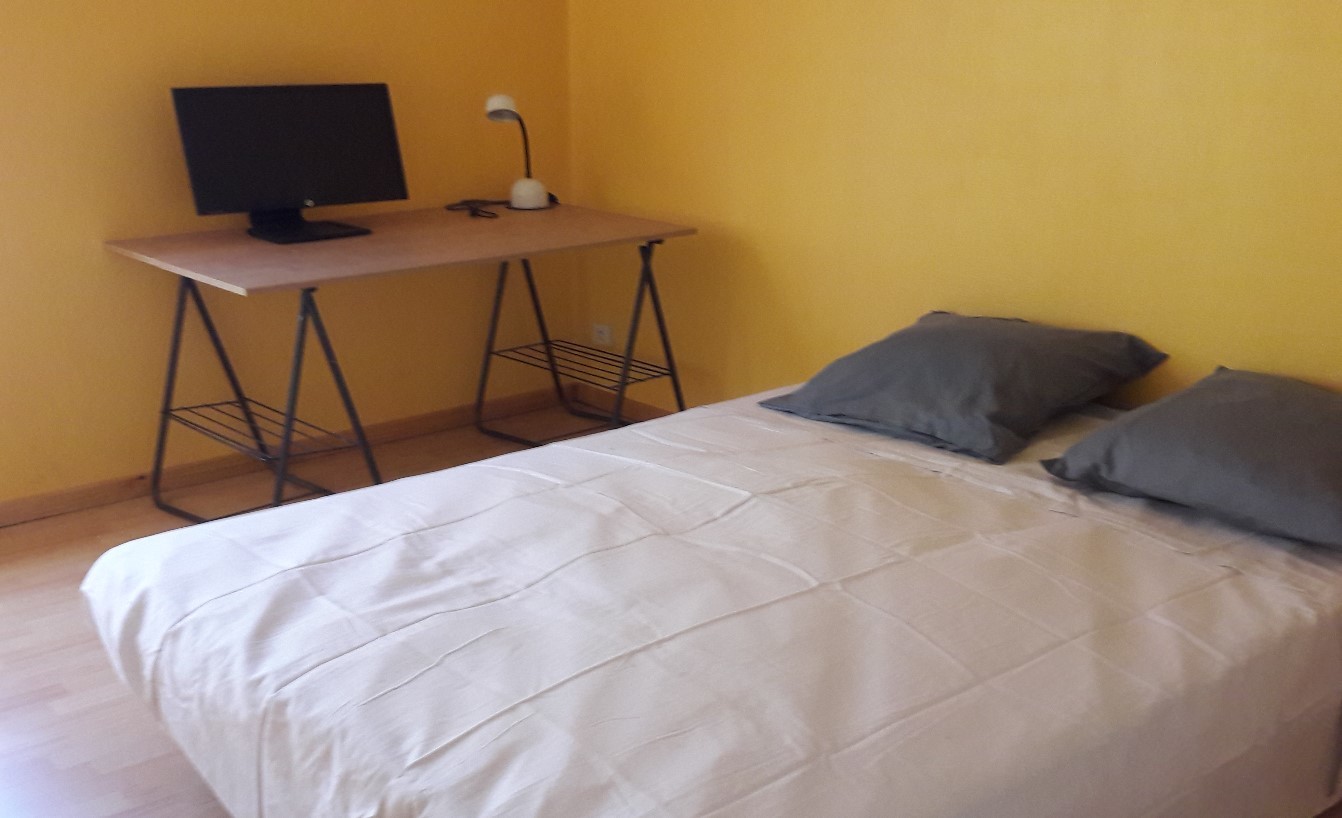 Room For Rent In 3 Bedroom House In Nantes With Internet And With Cleaning Service