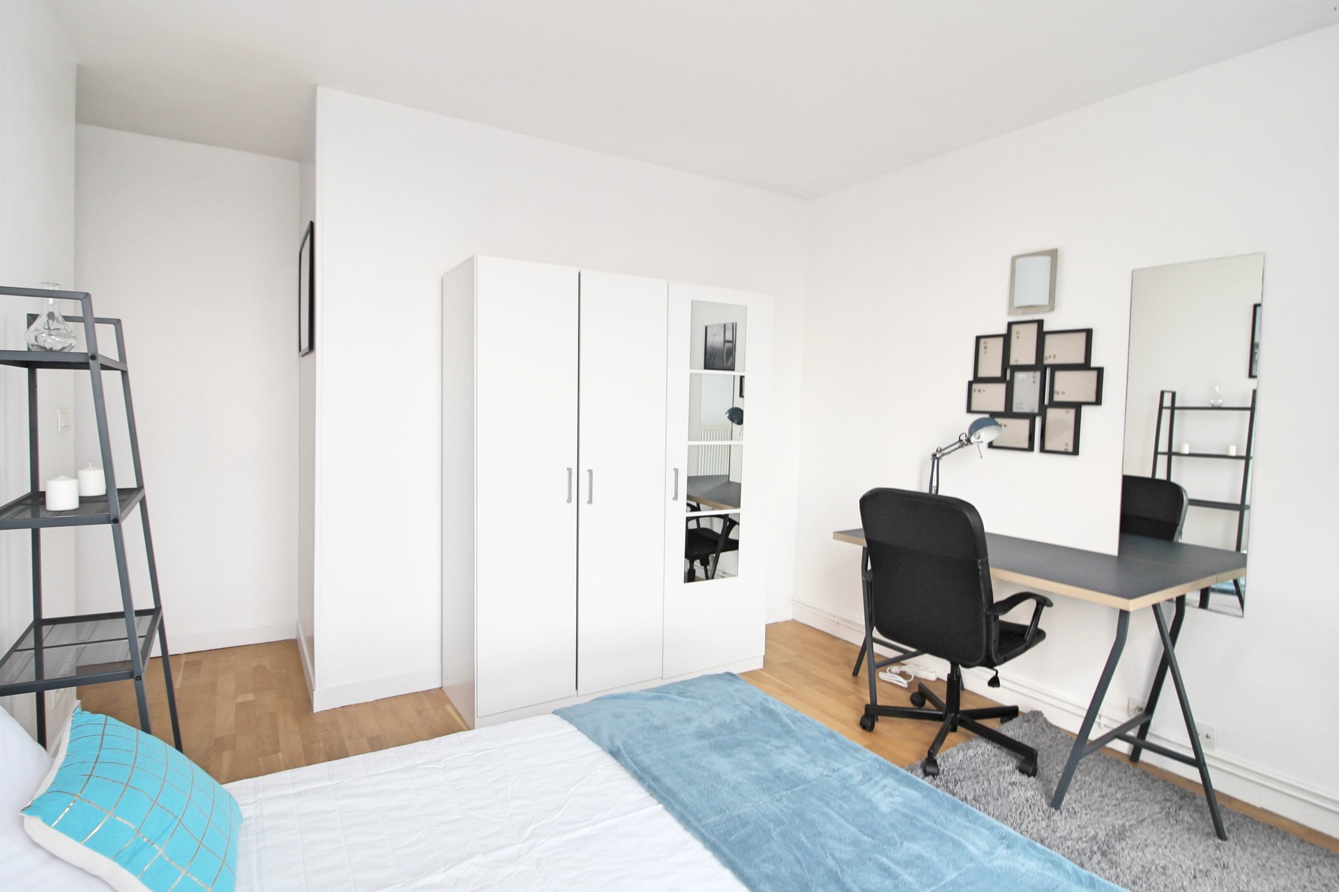Chambre De 15m2 Avec Un Grand Placard Et Une Vue Sur Pere