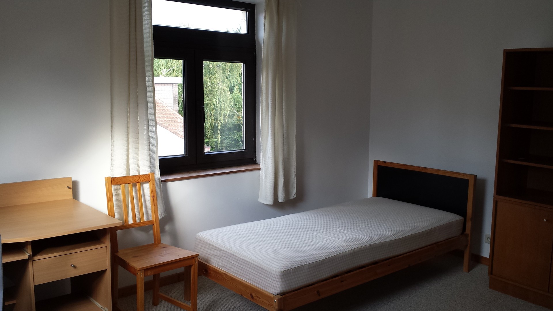 Chambre Spacieuse Et Lumineuse Avec Velux Et Fenetre Bruxelles Proche De L Ucl Location Chambres Bruxelles