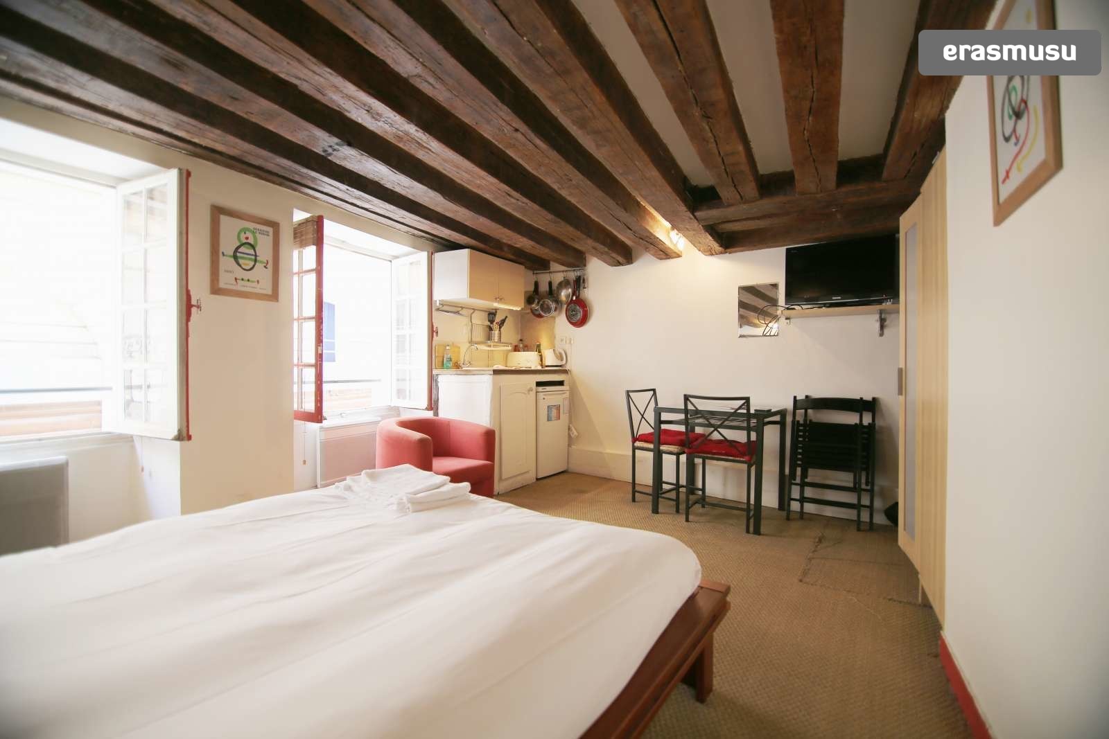Charming studio apartment for rent in Paris’s 5th arrondissement. Bail