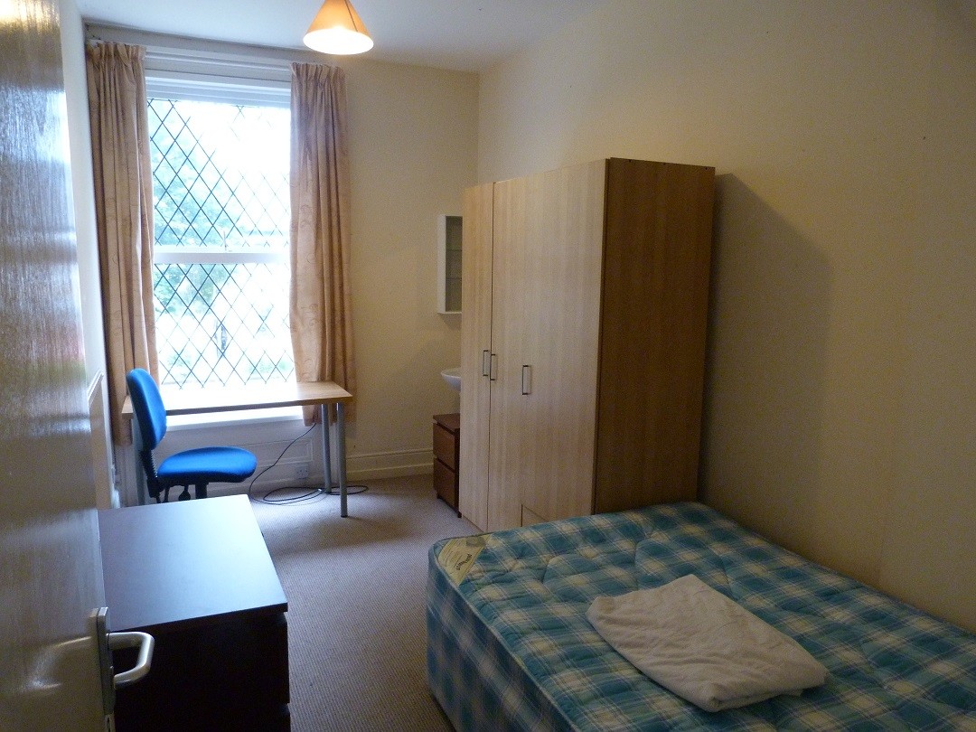 Comfortable And Cheap Double Room In A Large House 1 Mile From Hull University And 1 Mile From Hull City Centre Room For Rent Kingston Upon Hull