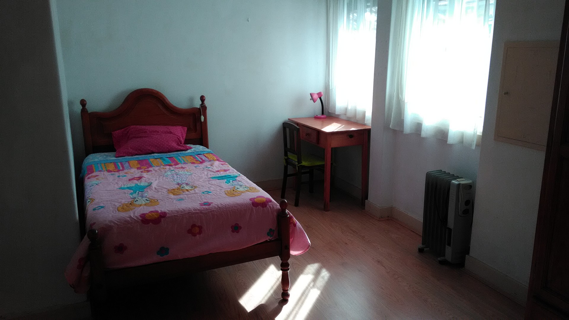 Cool single room in student house in Coimbra near university