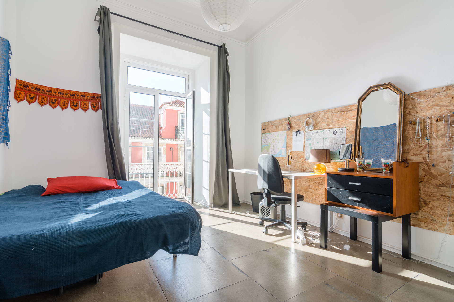 Cosy room in an internacional apartment in Santos Lisbon historic