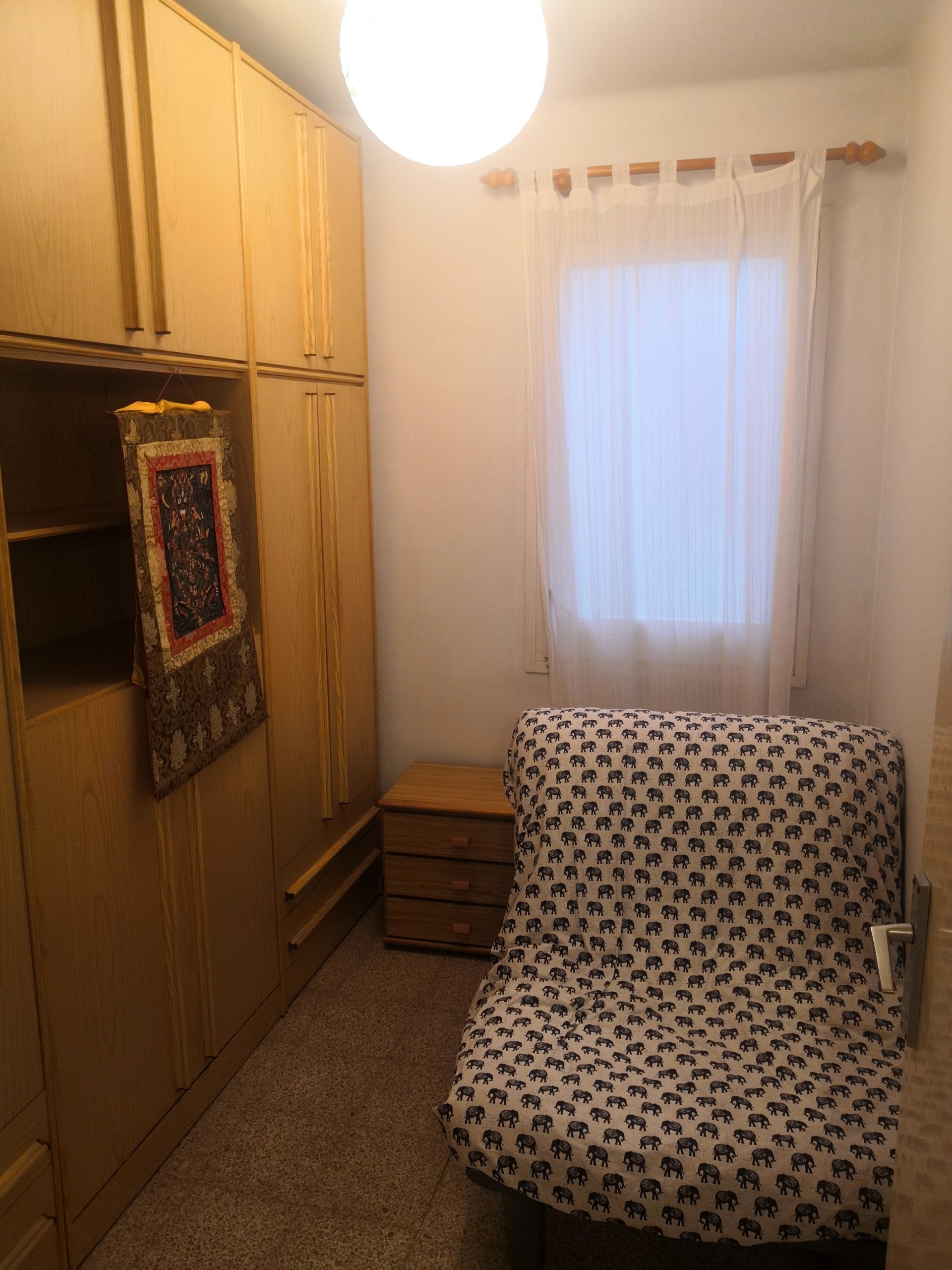 Habitación pequeña, con cama individual, un armari