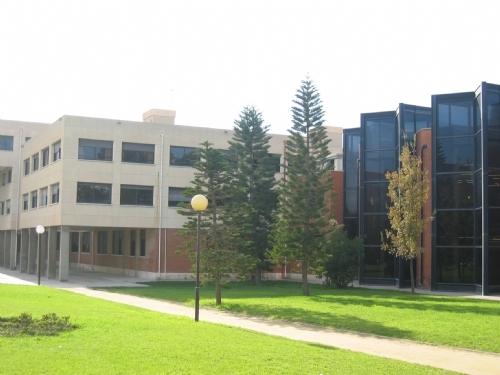 Parte de la facultad de derecho, tras la cristalera está su bibl